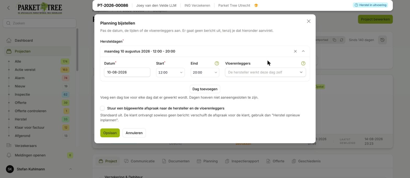 Het scherm Planning bijstellen met velden voor datum, starttijd, eindtijd en vloerenleggers, en onderaan een uitgevinkt vakje voor het versturen van een bericht.